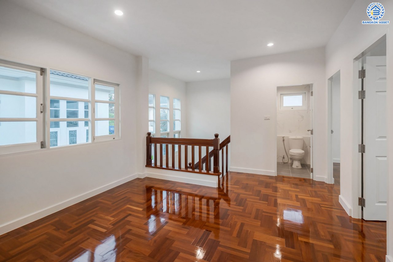 บ้านมือสองตกแต่งใหม่ โครงการ ราชพฤกษ์ บางบอน4 ตกแต่งหรูหรา เนื้อที่ 100.5 ตร.ว. ฟังก์ชัน 3 ห้องนอน 3 ห้องน้ำ จอดรถได้ 2 คัน พื้นที่ใช้สอย 343.94 ตร.ม. บนทำเลศักยภาพ เชื่อมต่อหลายเส้นทาง ใกล้เดอะมอลล์บางแค จุดขึ้นทางด่วน "พระราม2" และรถไฟฟ้าสายสีน้ำเงิน "สถานีหลักสอง"